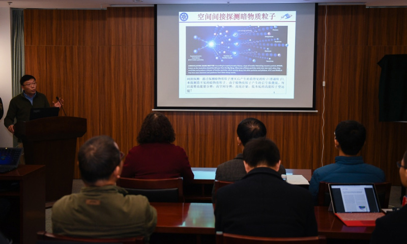 2017年11月30日，中科院紫金山天文臺(tái)在江蘇南京舉行暗物質(zhì)粒子探測(cè)衛(wèi)星“悟空”首批重大科學(xué)成果報(bào)告會(huì)。這是“悟空”首席科學(xué)家、中科院紫金山天文臺(tái)副臺(tái)長(zhǎng)常進(jìn)在報(bào)告會(huì)上介紹相關(guān)科研成果。（新華社記者 李響 攝）