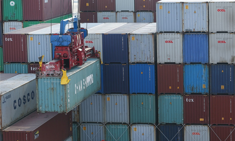 2月23日，在德國漢堡港，軌道式起重機卸載集裝箱船“中遠海運白羊座”號上的集裝箱。（新華社記者 單宇琦 攝）