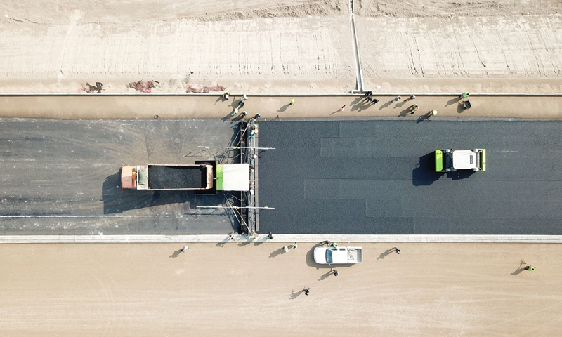 在巴基斯坦木爾坦附近的施工現場，瀝青鋪設設備進行作業。（新華社記者 劉天 攝）