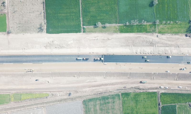 在巴基斯坦木爾坦附近的施工現場，瀝青鋪設設備進行作業。（新華社記者 劉天 攝）