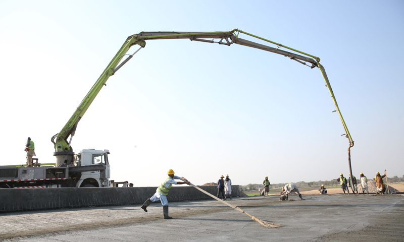 在巴基斯坦木爾坦附近的施工現場，巴基斯坦工人對橋面進行作業。（新華社記者 劉天 攝）