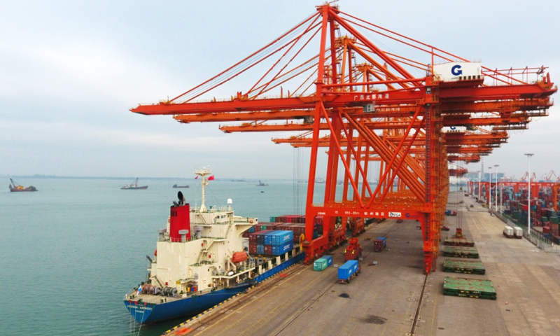 隨著汽笛長(zhǎng)鳴，滿載貨物的集裝箱班列從欽州港火車東站駛出，前往波蘭馬拉舍維奇。1月17日，廣西首趟始發(fā)至歐洲的中歐班列開行，成為欽州港對(duì)外開放的又一標(biāo)志性事件。圖為正在作業(yè)的廣西欽州港。（新華社記者 陸波岸 攝）