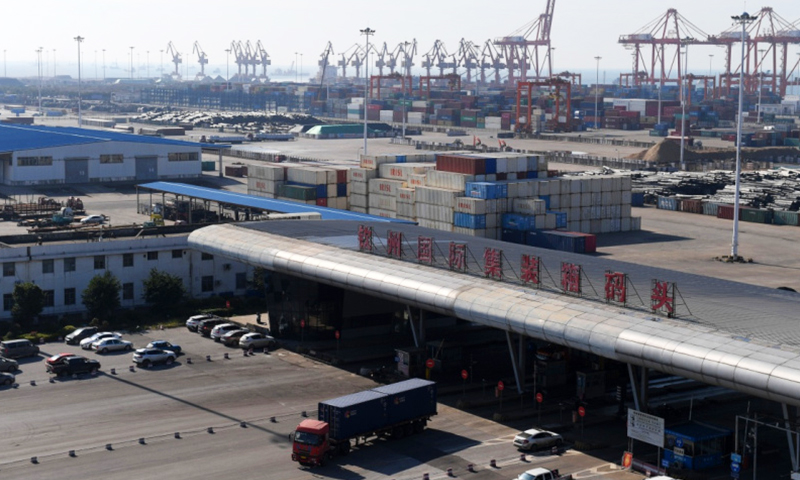 廣西欽州國(guó)際集裝箱碼頭。（新華社記者 陸波岸 攝）