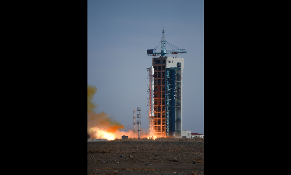 2月2日15時51分，我國在酒泉衛星發射中心用長征二號丁運載火箭成功將電磁監測試驗衛星“張衡一號”發射升空，進入預定軌道。這標志我國成為世界上少數擁有在軌運行高精度地球物理場探測衛星的國家之一。（新華社記者 陳曄華 攝）
