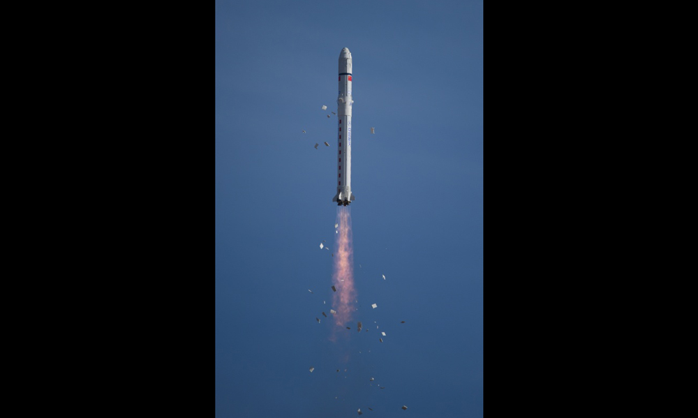 2月2日15時51分，我國在酒泉衛星發射中心用長征二號丁運載火箭成功將電磁監測試驗衛星“張衡一號”發射升空，進入預定軌道。這標志我國成為世界上少數擁有在軌運行高精度地球物理場探測衛星的國家之一。（新華社記者 陳曄華 攝）