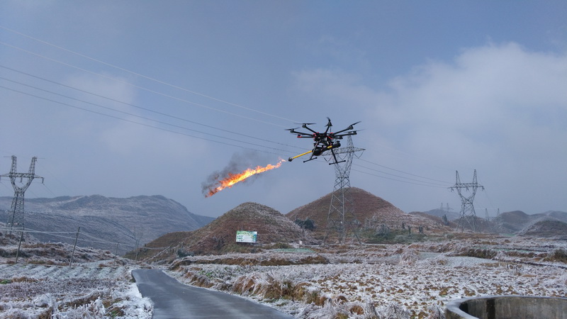 南方電網(wǎng)在國內(nèi)率先嘗試噴火無人機對高壓線路地線進行除冰作業(yè)，取得了初步突破，在5分鐘內(nèi)通過8次噴火加速了地線重冰區(qū)冰層融化，對探索非接觸性地線融冰技術積累了經(jīng)驗。（楊挺 攝）