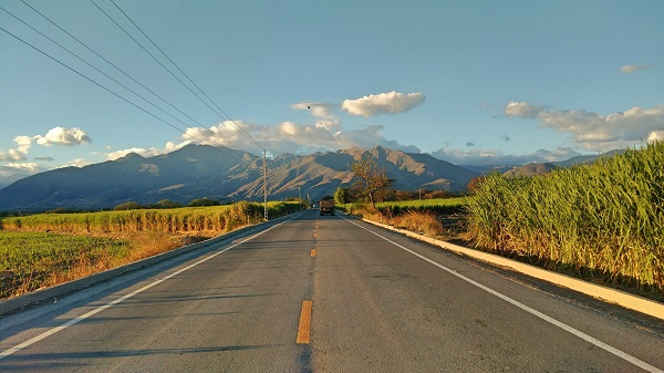 當地時間1月22日，由中國電建承建的厄瓜多爾9號、10號公路工程舉行項目竣工剪彩儀式，這標志著當地人民期盼了幾十年的希望之路全線通車，厄瓜多爾南北公路交通大動脈徹底被打通，有力地促進了該國南方經濟發展和邊境貿易。9號公路全長143.46公里，10號公路總長26.94公里，分別于2014年8月、9月開工建設。兩條公路均位于厄瓜多爾和秘魯邊境，圖為建成通車的厄瓜多爾9號公路。
