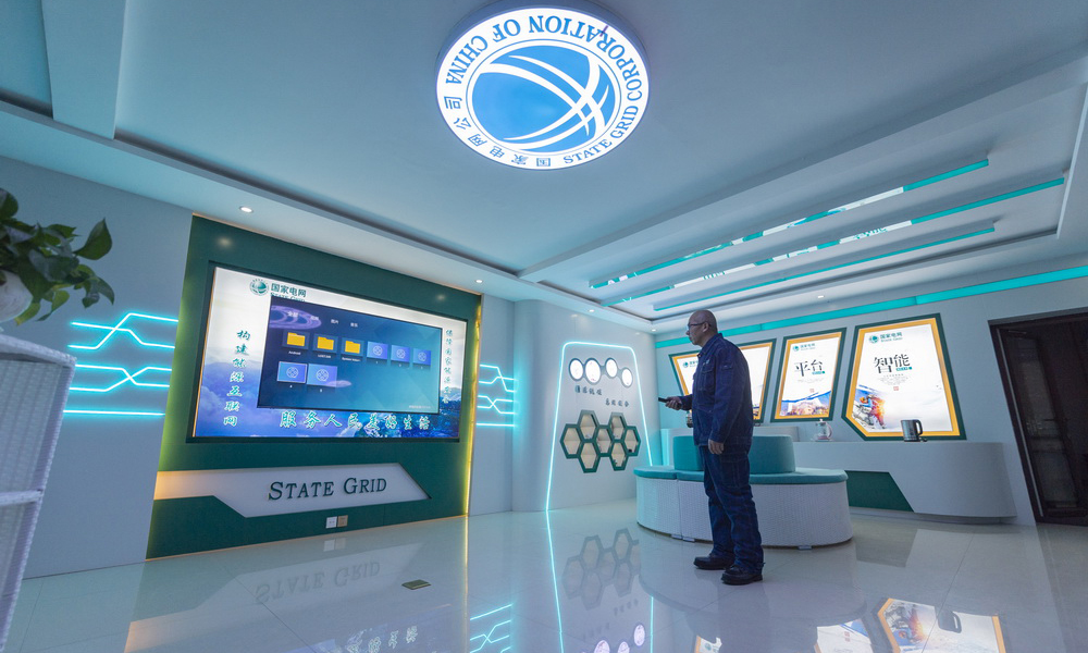 2020年，北極供電所新裝修了多功能展示廳、食堂，購置了廚具，安裝了浴室。“現(xiàn)在工作生活條件越來越好，我們?yōu)閺氖逻@份工作感到驕傲，保證北極村的正常用電是我們的職責(zé)和使命。”呂建生說。圖為1月12日，王少亭在北極供電所的多功能展示廳內(nèi)調(diào)試顯示屏。（新華社記者 謝劍飛 攝）