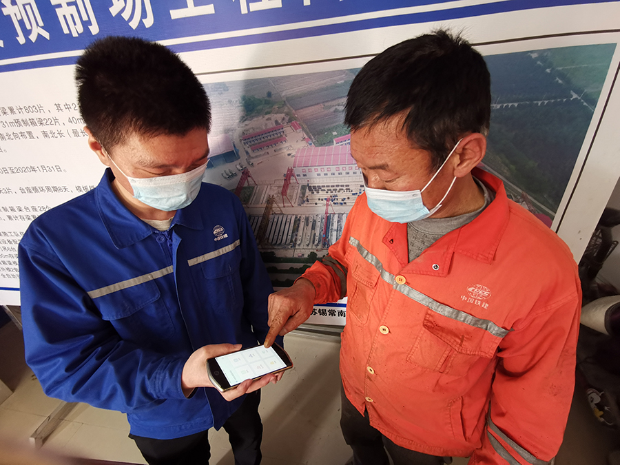 該公司在所屬項(xiàng)目建立農(nóng)民工工資代發(fā)制度，并設(shè)立農(nóng)民工工資專戶，項(xiàng)目部統(tǒng)一為進(jìn)場(chǎng)農(nóng)民工辦理銀行工資卡，并由勞資專員發(fā)放到本人手中，簽領(lǐng)確認(rèn)并書面承諾銀行工資卡為本人持有。圖為實(shí)行勞務(wù)實(shí)名制保障農(nóng)民工工資支付。（宋珊 攝）