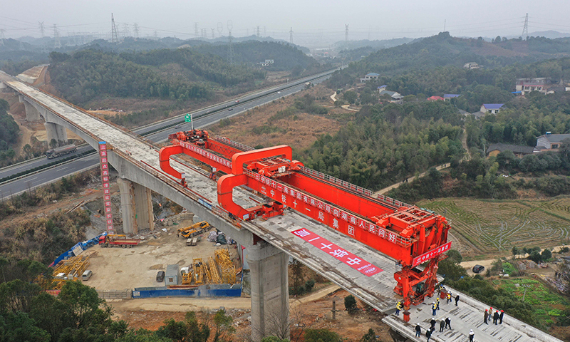 1月31日，由中鐵十一局承建的常（德）益（陽）長（沙）高鐵岳臨高速特大橋順利完成箱梁架設(shè)，至此，中鐵十一局常益長高鐵項目圓滿完成標(biāo)段內(nèi)全部箱梁架設(shè)任務(wù)，全面轉(zhuǎn)入線上施工。圖為常益長高鐵六標(biāo)箱梁架設(shè)現(xiàn)場。（新華社記者 趙眾志 攝）