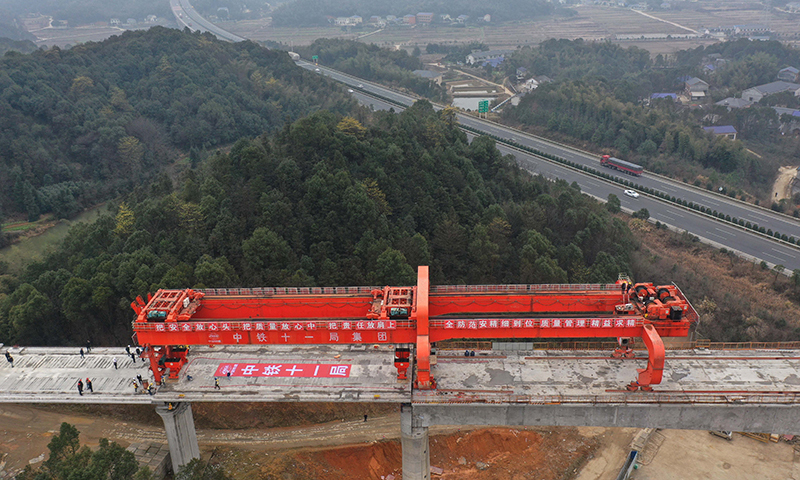 常益長高鐵全長157公里，設(shè)計時速350公里，是國家“八縱八橫”高速鐵路網(wǎng)的重要組成部分。圖為1月31日拍攝的常益長高鐵六標(biāo)箱梁架設(shè)現(xiàn)場。（新華社記者 趙眾志 攝）