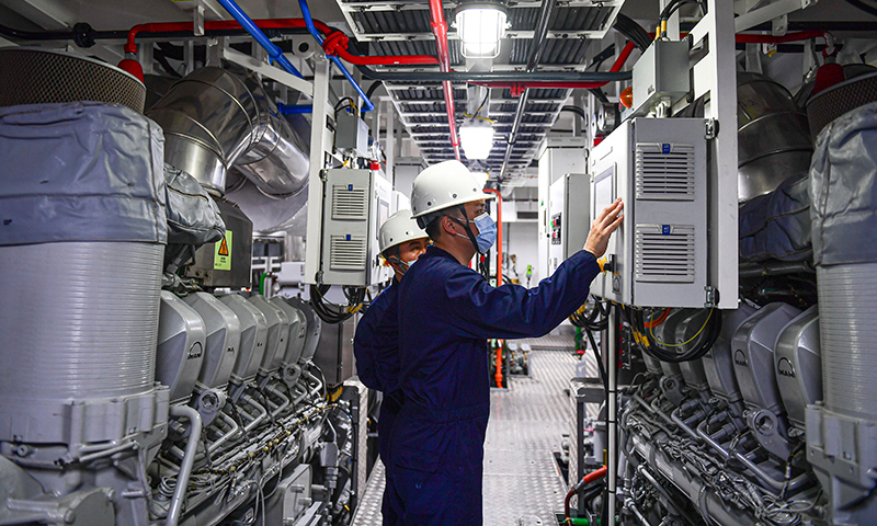 圖為2月3日，工作人員在海底電纜綜合運維船“南電監查01”船艙內作業。（新華社記者 蒲曉旭 攝）