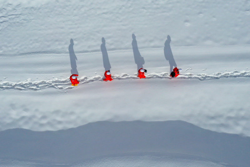 圖為2月4日，管道巡護人員在西氣東輸二線果子溝段巡檢。（新華社記者 丁磊 攝）