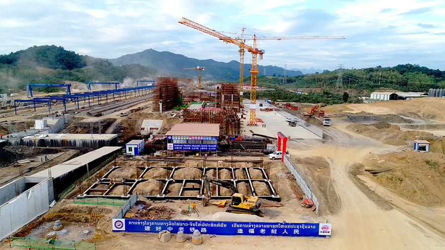 施工過(guò)程中，項(xiàng)目部緊緊圍繞“精品工程”建設(shè)目標(biāo)，不斷優(yōu)化施工方案和資源配置，克服工期緊、任務(wù)重、新冠肺炎疫情影響大、天氣炎熱等諸多困難，搶抓旱季施工大干有利時(shí)機(jī)，有力保障了萬(wàn)象至萬(wàn)榮段通信干線光纜敷設(shè)施工的順利完成，確保中老鐵路年底高質(zhì)量開(kāi)通目標(biāo)順利實(shí)現(xiàn)。圖為中老鐵路瑯勃拉邦信號(hào)樓施工現(xiàn)場(chǎng)。