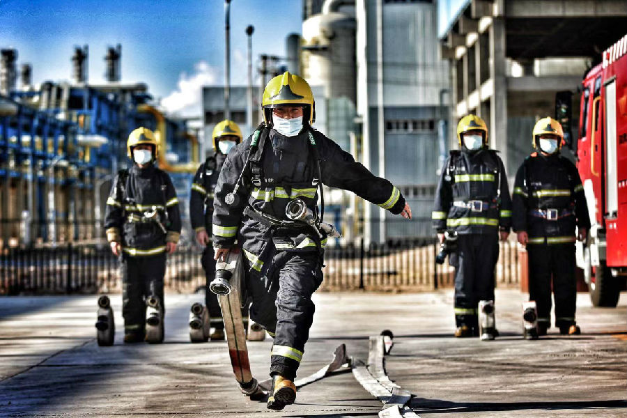 圖為春節(jié)期間，國(guó)家能源集團(tuán)寧夏煤業(yè)應(yīng)急救援中心二中隊(duì)消防員楊洋在進(jìn)行應(yīng)急訓(xùn)練。楊洋曾在集團(tuán)公司“大師杯”第一屆?；缿?yīng)急救援技術(shù)競(jìng)賽中榮獲個(gè)人三等獎(jiǎng)，還被評(píng)為國(guó)家能源集團(tuán)技術(shù)能手和國(guó)家能源集團(tuán)青年崗位能手。（郝華 攝）