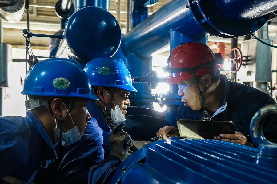 圖為春節(jié)期間，國(guó)家能源集團(tuán)河南民權(quán)電廠設(shè)備部副主任滑志明（圖右）在真空泵檢修現(xiàn)場(chǎng)指導(dǎo)同事作業(yè)。他和檢修團(tuán)隊(duì)的員工們確保了2號(hào)機(jī)組健康穩(wěn)定運(yùn)行，為節(jié)日期間能源供應(yīng)發(fā)揮積極作用。（黃瑋 攝）