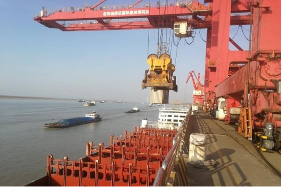 圖為2月18日，在城陵磯新港碼頭，潤發66號船舶滿載著200多個糧食集裝箱?？吭谧鳂I區域，兩臺岸橋門吊同時作業提高船舶裝卸效率。今年，湘水集團所屬岳陽城陵磯新港公司依托水鐵聯運項目的實施，加大開發西南市場，提升貨種箱源，優化碼頭的通關效率，牛年春節期間，城陵磯新港累計裝卸作業超過7000標箱，同比增長49%，實現了良好的開局。