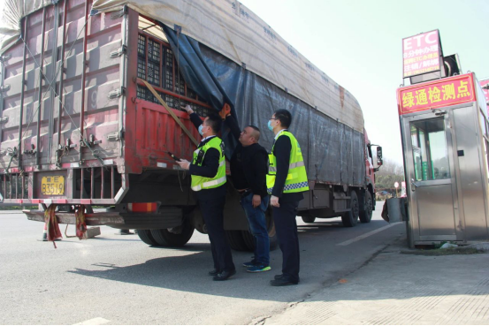 圖為2月18日，現代投資運營的收費站外勤人員為做好疫情防控，正在查驗綠色通道車輛。