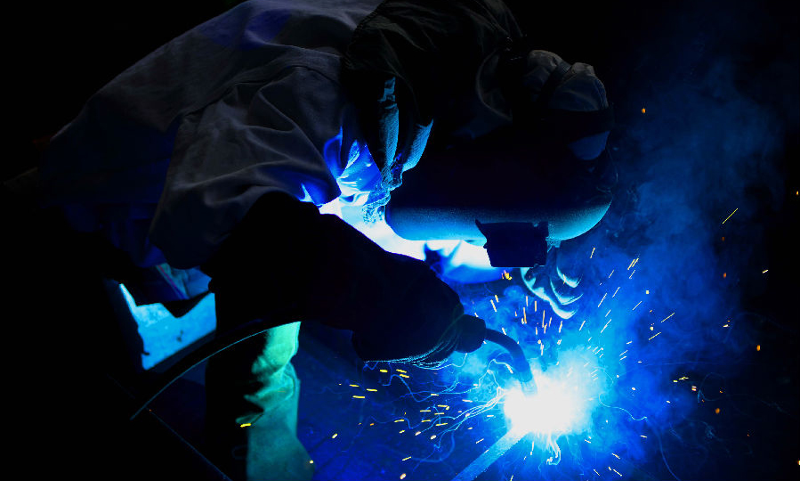 近日，為保障預制材料及時交付核電現場，中核華興一線焊工李興洵正在進行型鋼梁加勁板的焊接工作，認真而專注的身影，焊接著手中的鋼構件。春節期間，中核華興的一線員工放棄了與家人團聚的機會，選擇堅守工作崗位，全力確保工作目標任務順利實現。（范錦紅 攝）