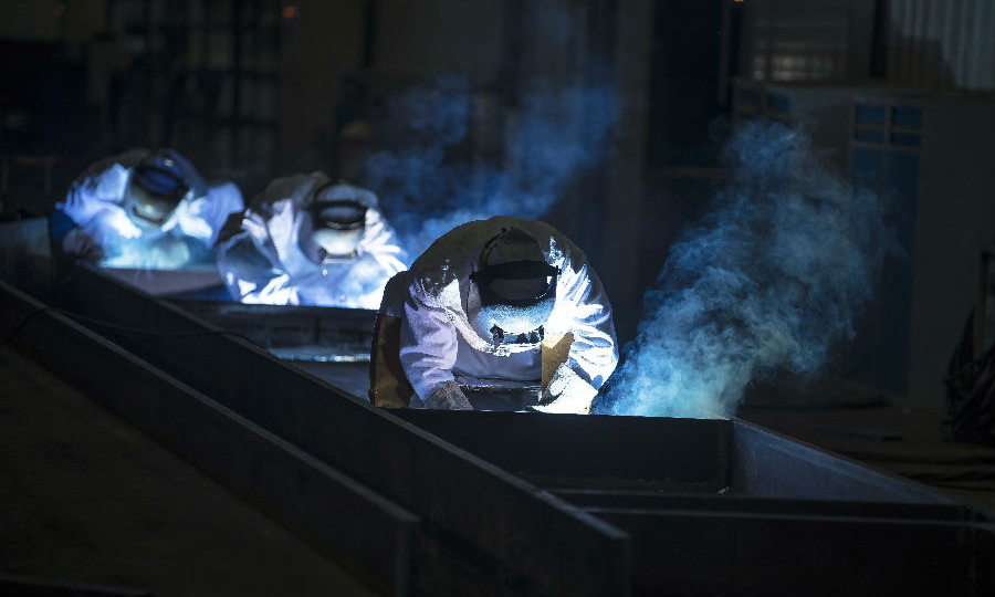 近日，中核華興一線焊工張伯軍、潘守河、侯大坤三人正在進行型鋼梁勁板的焊接工作。（范錦紅 攝）