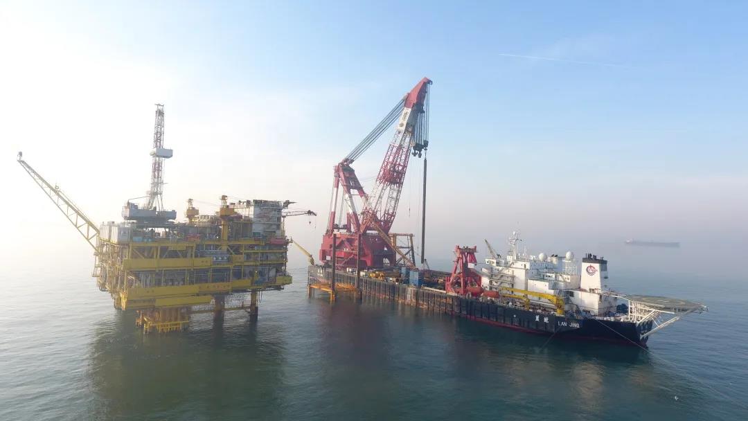 2月21日晚22時，隨著8根鋼樁全部打入設(shè)計深度，約10層樓總高27.6米、890噸重的“大家伙”秦皇島32-6EPP導(dǎo)管架穩(wěn)穩(wěn)地“坐”入海底。作為中國海油所屬渤海油田岸電項目（一期）第一座導(dǎo)管架，它的成功入海標(biāo)志著岸電項目向按期投產(chǎn)目標(biāo)邁出了堅實(shí)一步。