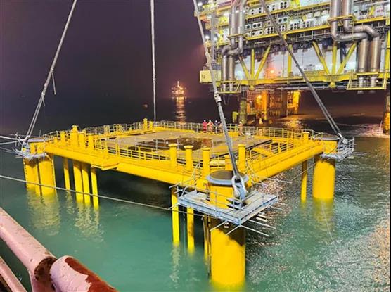 2020年是中國海油渤海油田決戰(zhàn)環(huán)保升級三年行動計劃的收官之年，也是岸電項目的關(guān)鍵一年。中國海油穩(wěn)步推進(jìn)海上大規(guī)模油田岸電改造項目，按照“整體規(guī)劃、分步實(shí)施、新老并舉、示范先行”的總體思路，岸電項目以河北、遼寧、山東三個區(qū)域陸地電力為依托，對海上油田進(jìn)行岸電接入，在三個區(qū)域建設(shè)5座陸地開關(guān)站，在海上建設(shè)9座電力平臺，鋪設(shè)580多公里高壓海纜。