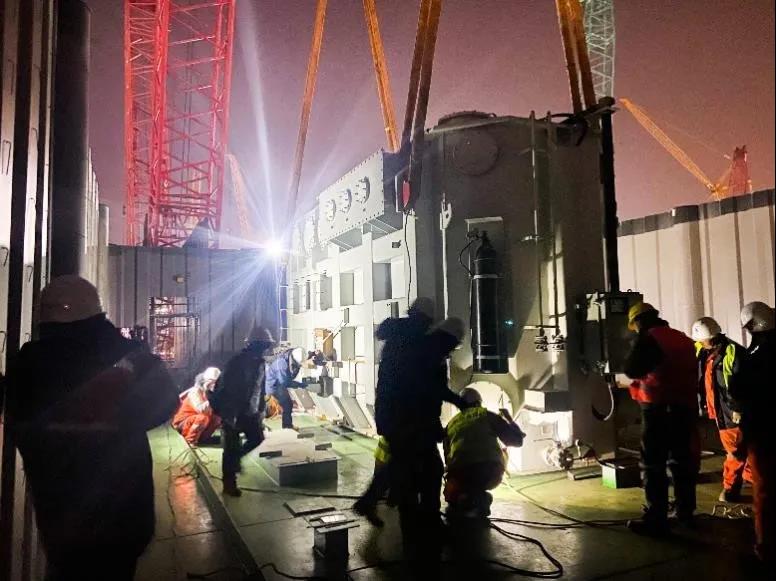 整個項目從2020年9月正式批復(fù)組織機(jī)構(gòu)及編制，到2021年6月29日計劃投產(chǎn)，不足10個月。但不同于傳統(tǒng)工程項目，岸電入海屬于油田全周期管理項目，手續(xù)繁多，無以往經(jīng)驗(yàn)可借鑒。起初，項目組成員不足6人，2019年8月30日，天津分公司成立岸電專項工作項目組，從分公司各單位抽調(diào)20余名員工，他們頻繁奔波在樂亭、曹妃甸、青島等建造場地，2020年700余人次出差奔赴13省市，行程8萬余公里。