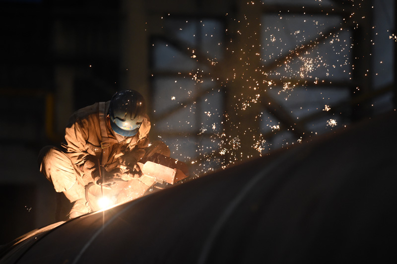 2021年以來，哈電集團(tuán)哈爾濱鍋爐廠有限責(zé)任公司在燃?xì)忮仩t、工業(yè)鍋爐、預(yù)熱器市場捷報(bào)頻傳，市場開發(fā)實(shí)現(xiàn)開門紅。目前企業(yè)正加緊生產(chǎn)，保障訂單完成進(jìn)度。圖為2月23日，工人在哈電集團(tuán)哈爾濱鍋爐廠有限責(zé)任公司的生產(chǎn)車間作業(yè)。（新華社記者 王建威 攝）