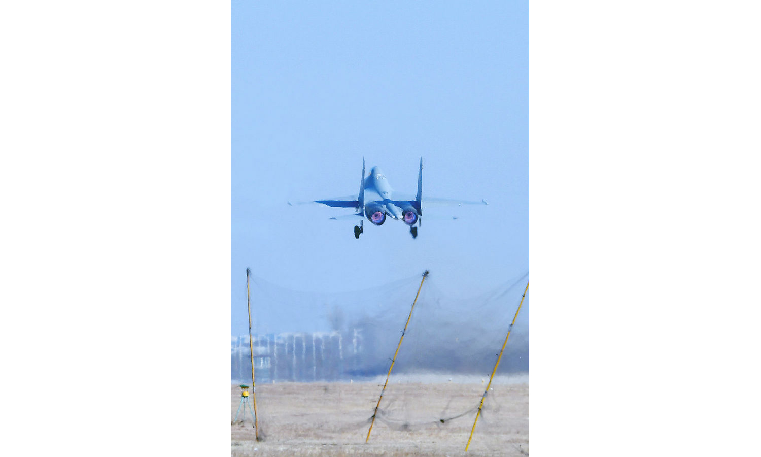 2月25日，航空工業(yè)沈飛迎來(lái)了牛年首個(gè)飛行日，發(fā)動(dòng)機(jī)陣陣的轟鳴聲在試飛站跑道上空響起，戰(zhàn)機(jī)一飛沖天，順利實(shí)現(xiàn)既定科目的試飛生產(chǎn)任務(wù)，標(biāo)志著沈飛圓滿完成“新春第一飛”。年初開始，該公司全體干部員工全力加速推進(jìn)型號(hào)研制生產(chǎn)進(jìn)程，奮力投身年度科研生產(chǎn)經(jīng)營(yíng)任務(wù)中去，完成了多項(xiàng)緊急任務(wù)和重點(diǎn)項(xiàng)目，確保該試飛任務(wù)按節(jié)點(diǎn)目標(biāo)順利實(shí)現(xiàn)，為一季度科研生產(chǎn)任務(wù)目標(biāo)完成奠定了堅(jiān)實(shí)基礎(chǔ)。（閆琳 陳陽(yáng) 攝）