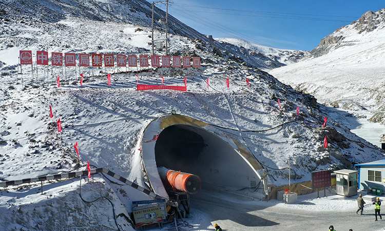 據(jù)了解，國道213線東山隧道全長3639米，平均海拔3850米，進(jìn)口位于甘肅省張掖市肅南裕固族自治縣，出口位于青海省海北藏族自治州祁連縣。圖為中鐵四局承建的國道213線東山隧道進(jìn)口。（新華社記者 陳斌 攝）