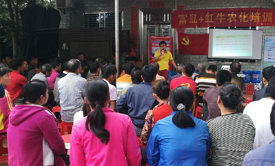 在南方溫暖的春天里，農戶已經忙碌在綠油油的田間。冬季瓜菜的檔口還沒有結束，早稻季節又匆匆趕來，這也是中?；瘜W營銷公司華南分公司最忙的季節。早在農歷大年初五，公司就開始發運春耕需要的尿素、配方肥及復合肥，滿足農戶的肥料需求。華南分公司的農化技術人員也走進田間地頭，指導農民合理用肥，提早掌握預防病蟲害的技術，為春耕保駕護航。圖為營銷公司華南分公司農戶培訓會現場，農技人員向農戶介紹化肥產品使用技術。