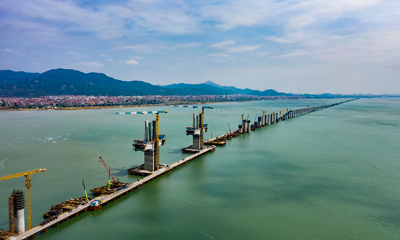圖為3月10日，新建福廈鐵路湄洲灣跨海大橋主塔施工現場。新華社發（金偉 攝）