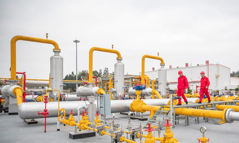 圖為3月14日，中國石油西南油氣田公司相國寺儲氣庫工作人員李洪斌（右）、文奇前往下一個作業(yè)區(qū)進行關閉閥門作業(yè)。（新華社記者 黃偉 攝）