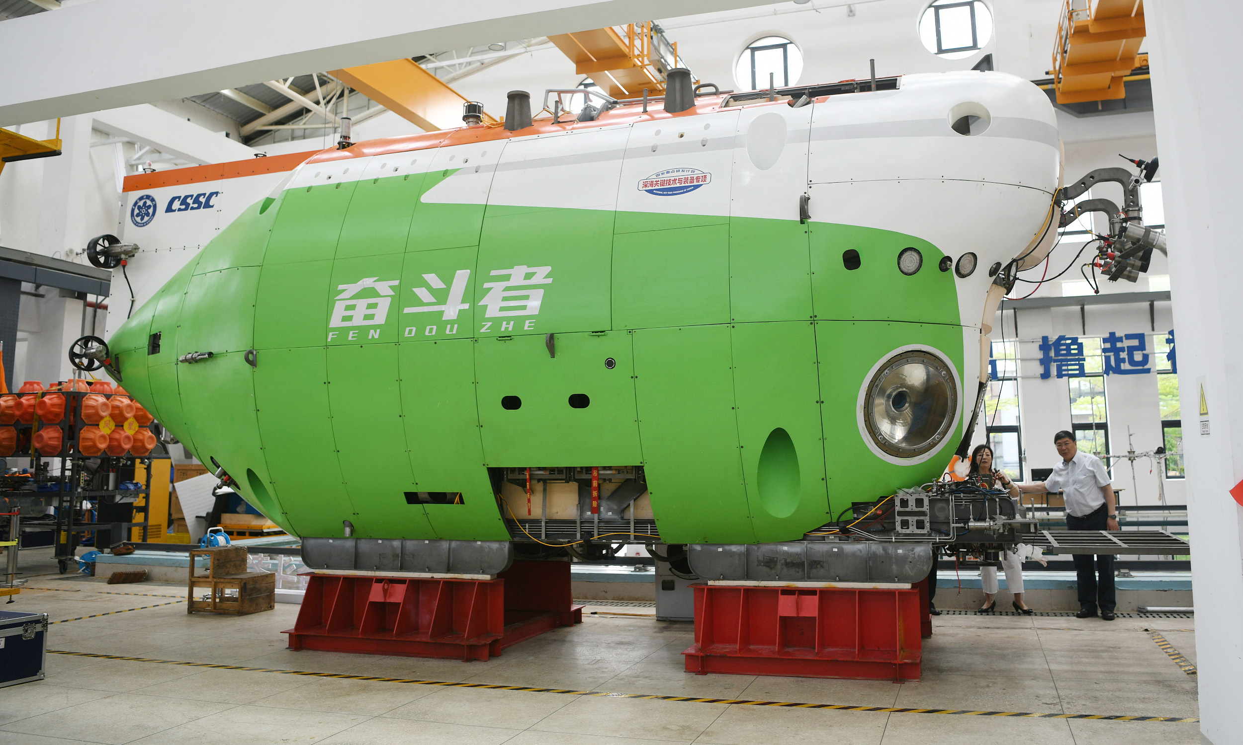 3月16日，“奮斗者”號全海深載人潛水器交付活動在三亞舉行。中國船舶集團有限公司第七〇二研究所與中國科學院深海科學與工程研究所簽署《全海深載人潛水器“奮斗者”號交付備忘錄》，標志著后者將正式負責“奮斗者”號的后續運維與管理。圖為“奮斗者”號全海深載人潛水器。（沙曉峰 攝）