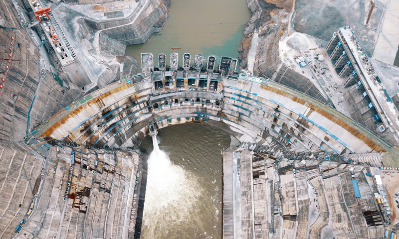 據(jù)三峽集團白鶴灘工程建設部消息，白鶴灘水電站近日正式開始蓄水。白鶴灘水電站位于云南省巧家縣和四川省寧南縣交界處的金沙江干流之上，總裝機容量1600萬千瓦。按照計劃，白鶴灘水電站將于2021年7月實現(xiàn)首批機組投產(chǎn)發(fā)電。圖為4月8日拍攝的金沙江白鶴灘水電站。新華社發(fā)（閆科任 攝）