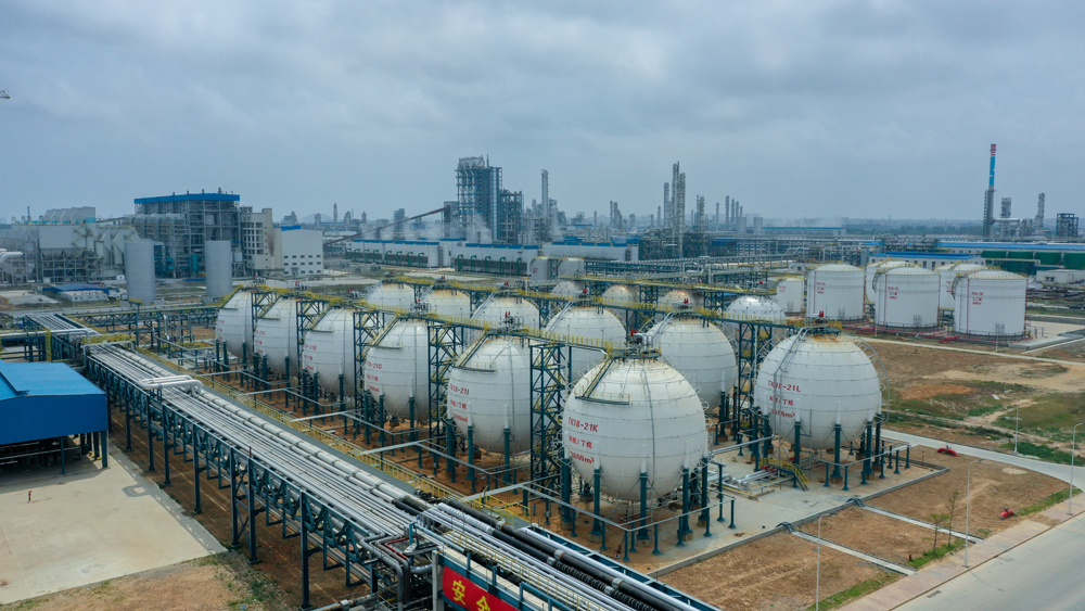圖為丙丁烷球罐區(qū)現(xiàn)場。