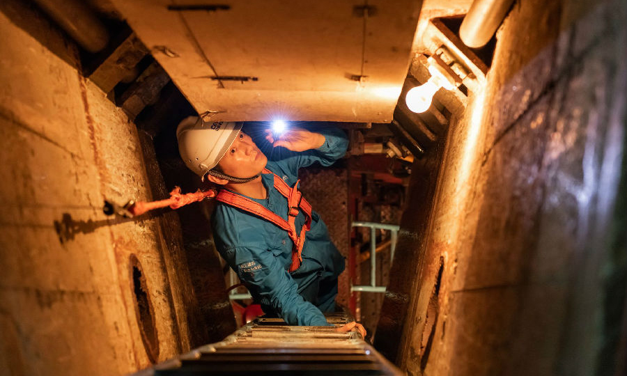 近日，在廣西河池廣西水電集團(tuán)長期承接運(yùn)行工作的長瓦水電站現(xiàn)場，工作人員正在進(jìn)行日常巡檢。