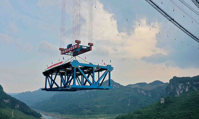 圖為5月9日，首片鋼桁梁正在吊裝中。（新華社記者 劉續(xù) 攝）