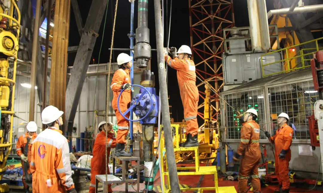 5月14日，歷經(jīng)近百次嚴(yán)苛測(cè)試和數(shù)十次潛水作業(yè)，用時(shí)32天，我國(guó)自主研發(fā)的首套淺水水下采油樹系統(tǒng)在渤海海試成功。