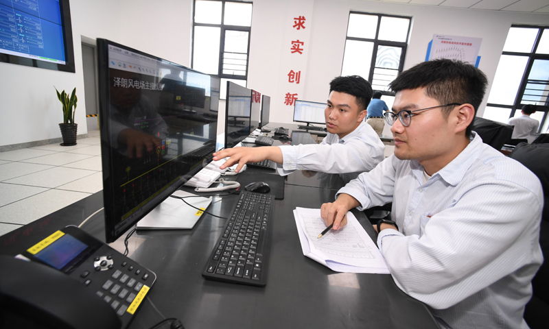 5月29日，“華電睿風”首臺6.2兆瓦主控系統國產化風機在華電福清海壇海峽海上風電項目成功投運，這是國產風電主控系統在海上風電機組的首次應用，標志著我國海上風電機組實現了主控系統的自主可控。圖為5月28日，在華電福清海壇海峽海上風電項目中控室，技術人員對首臺海上風電主控系統國產化機組進行聯網調試。（新華社記者 姜克紅 攝）
