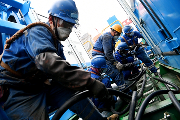 圖為作業人員正對船體進行刷漆作業。