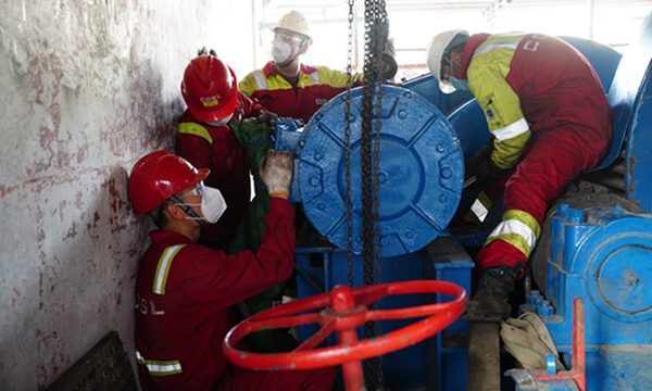 圖為現場作業人員安裝EPS設備。