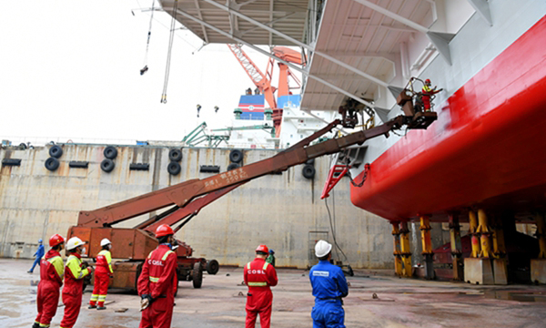 圖為現場作業人員對平臺艙室進行改造，以滿足后續 EPS設備作業需要。