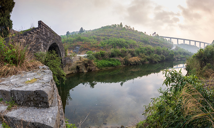 圖為銀坡河特大橋和蒙家橋沐浴在朝陽中。（新華社記者 劉續 攝）