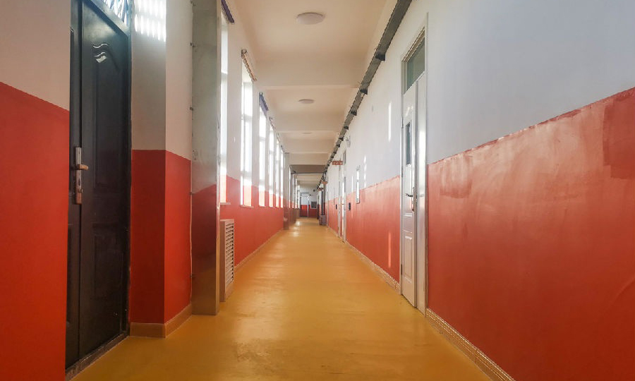 圖為貢公麻村幼兒園的樓道。