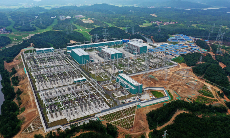 6月21日，四川雅中到江西鄱陽湖±800千伏特高壓直流輸電工程正式投運。該工程是國家電網(wǎng)服務“西電東送”能源戰(zhàn)略的重大項目，途經(jīng)四川、云南、貴州、湖南、江西5省，全線總長約1696千米，設計年輸送電量360億千瓦時。圖為位于江西省撫州市東鄉(xiāng)區(qū)的鄱陽湖換流站。（新華社記者 萬象 攝）