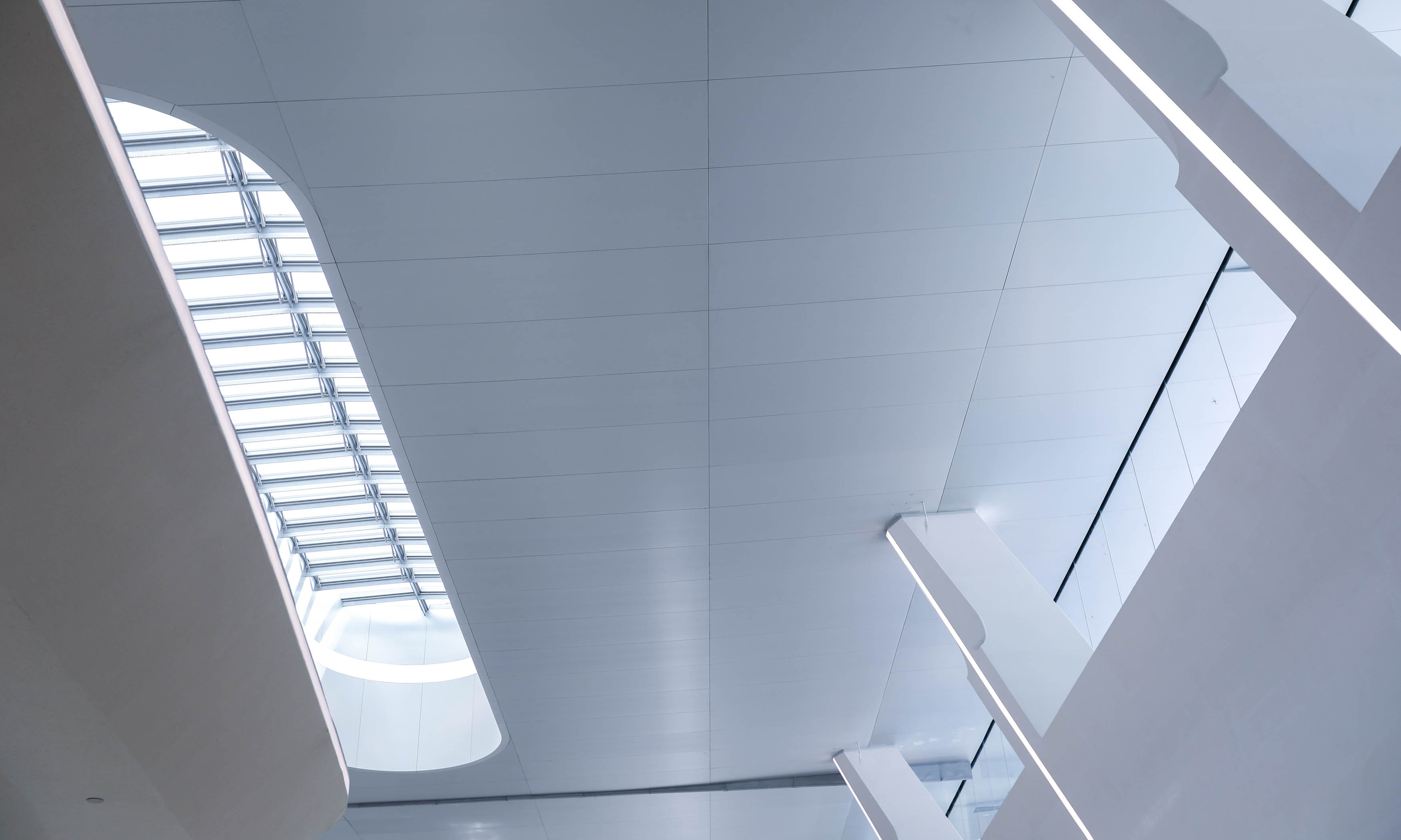 為了體現極簡風格，候車廳吊頂采用大尺寸陽極氧化鋁板作為基材。這還是一座吊頂上看不到燈的火車站。通過運用地面反射技術，整座火車站的光線更柔和。