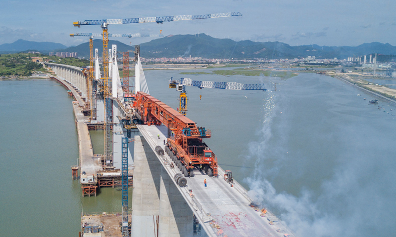 圖為7月11日，在新建福廈鐵路湄洲灣跨海大橋建設(shè)現(xiàn)場，“昆侖號”千噸級運(yùn)架一體機(jī)完成架梁任務(wù)后的慶祝場面。（新華社記者 宋為偉 攝）
