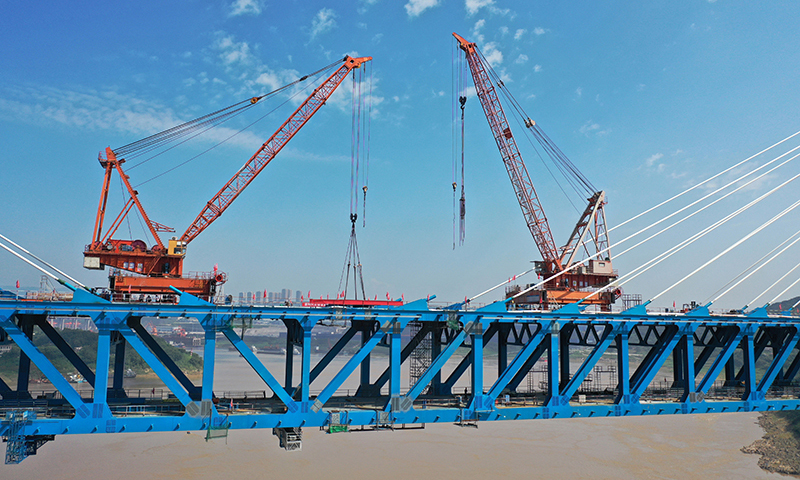 7月26日，隨著最后一塊橋面板精確安裝，標志著歷時四年多，由中鐵二院設計、中鐵二局承建的重慶鐵路樞紐東環線控制性工程——明月峽長江大橋順利合龍。圖為7月26日拍攝的明月峽長江大橋合龍施工現場（無人機照片）。新華社記者 唐奕 攝