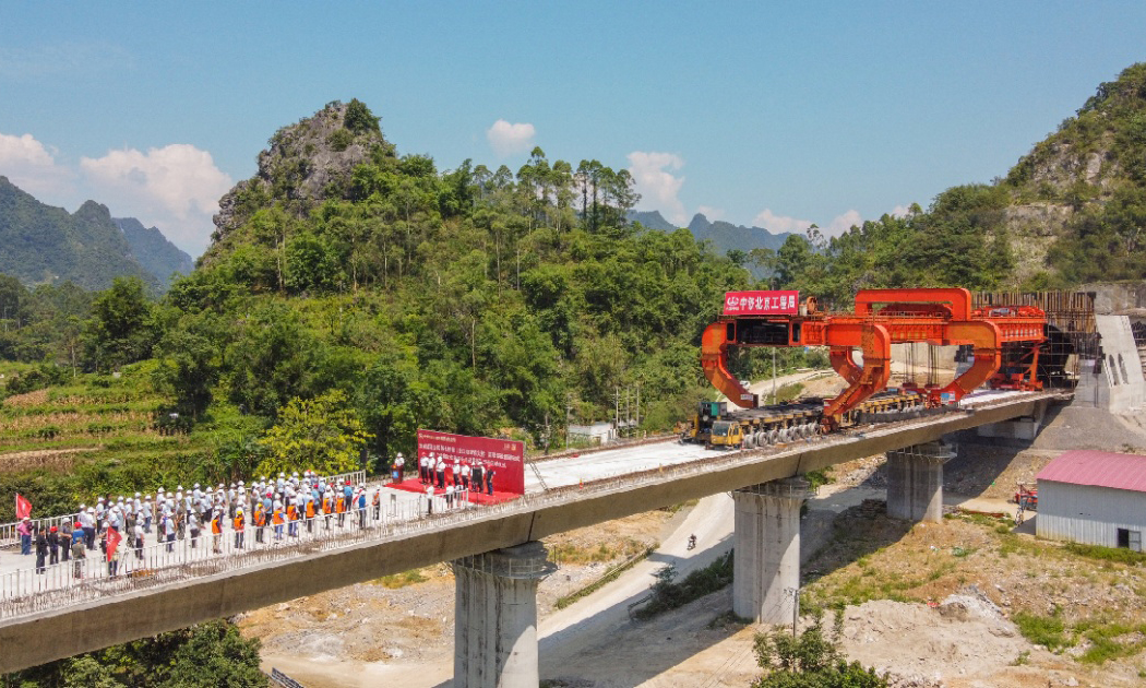 7月26日，一榀長(zhǎng)32米、重900噸的箱梁穩(wěn)穩(wěn)落在貴南高鐵澄江雙線特大橋墩臺(tái)上，標(biāo)志著這座全線長(zhǎng)度最長(zhǎng)、連續(xù)梁跨度最廣、拼裝梁體量最大的大橋施工取得重要進(jìn)展。至此，中國(guó)中鐵北京工程局貴南高鐵項(xiàng)目都安制梁場(chǎng)612榀簡(jiǎn)支梁架設(shè)施工圓滿完成，開(kāi)始全面進(jìn)入加速收尾階段，為后續(xù)無(wú)砟軌道道床施工奠定了基礎(chǔ)。